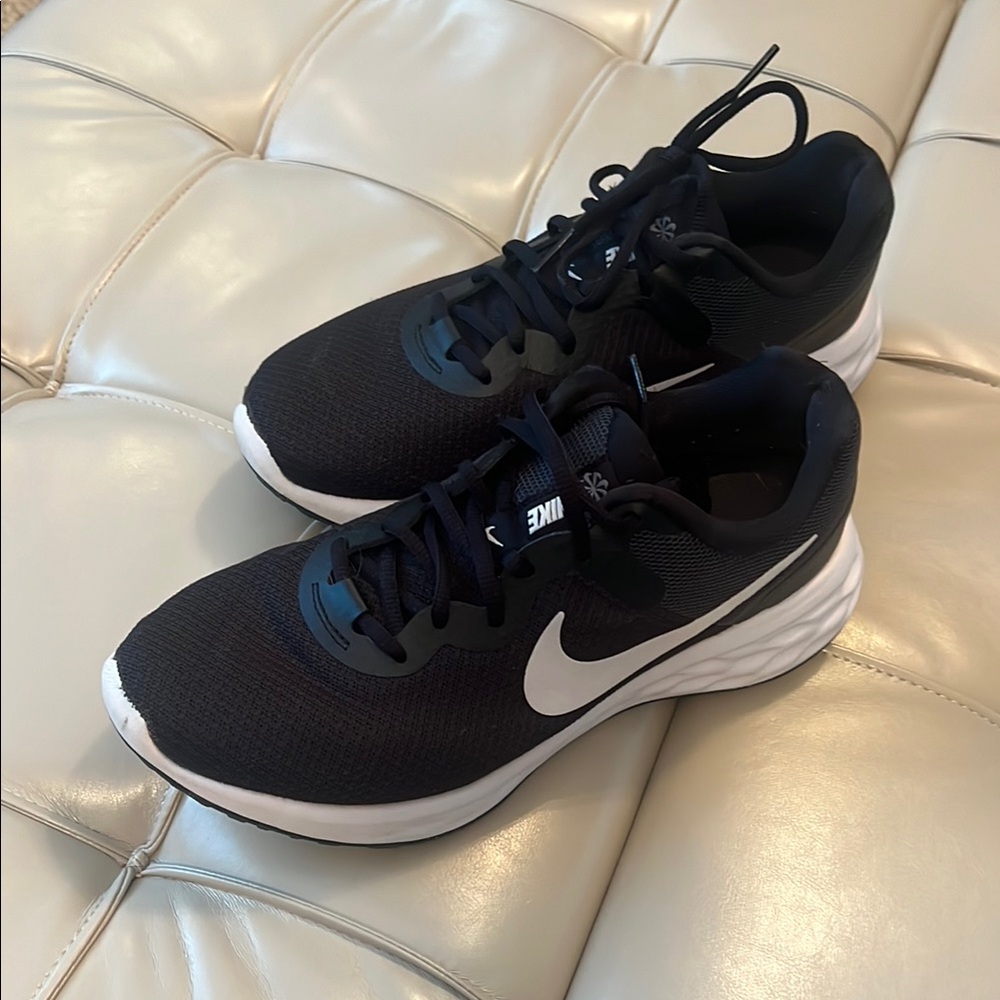 Nike Black and White Athletic Shoes Lightweight Mesh